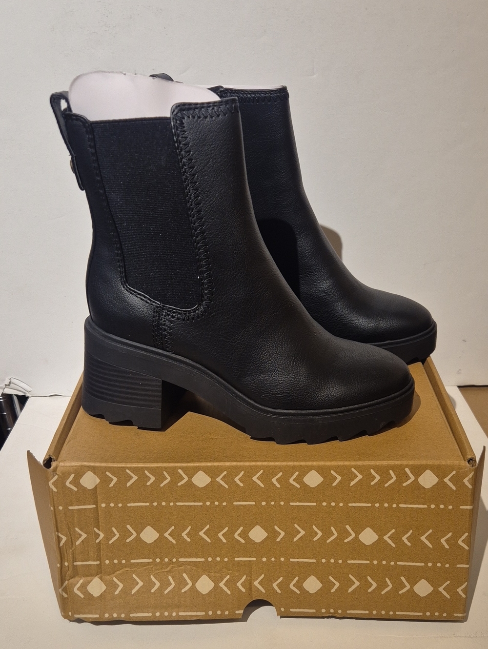 Zodiac Black Chelsea Heel Ankle Boots Size 7